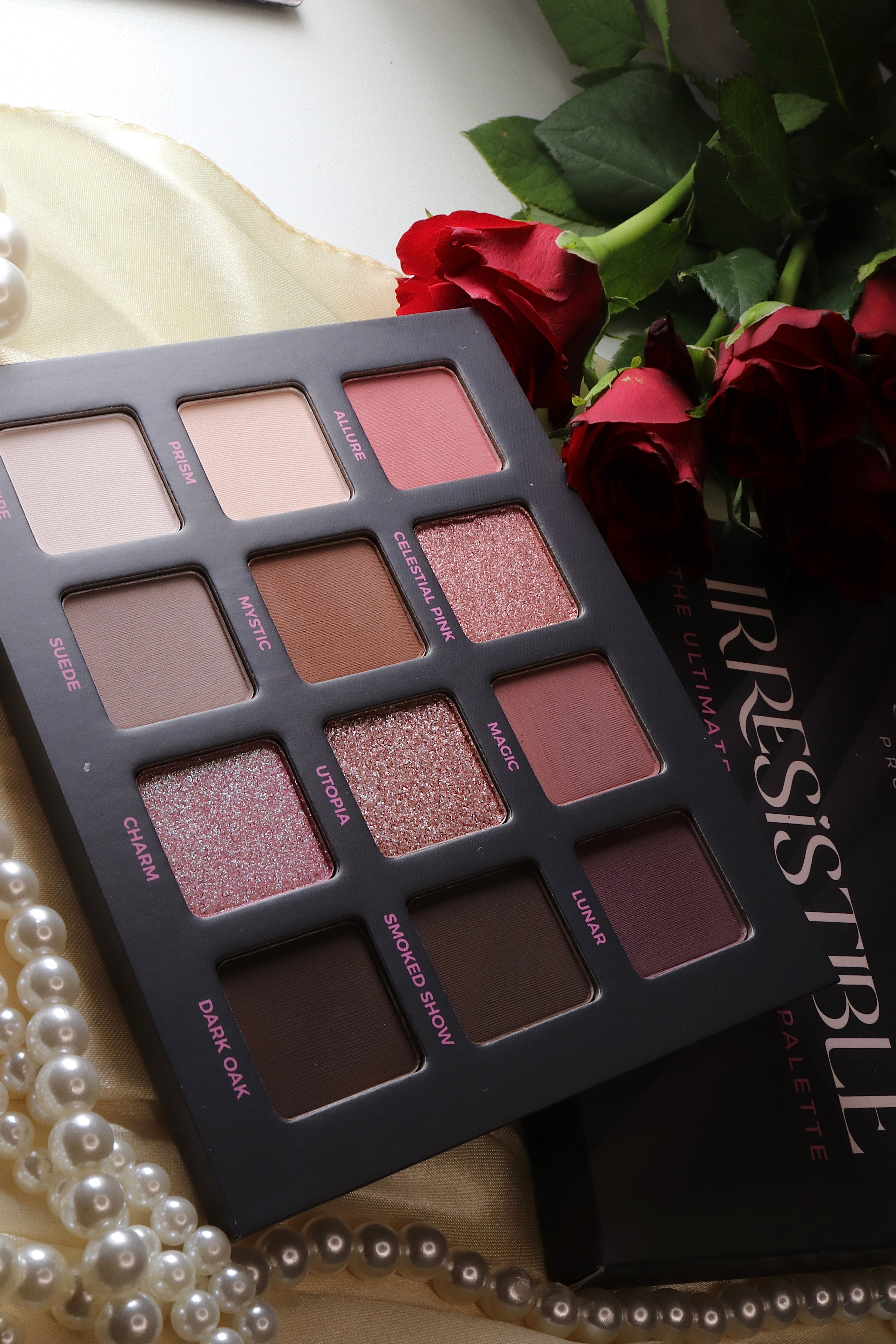 Paleta 12 farduri IRRESISTIBLE SPLENDOR culori pigmentate si vibrante